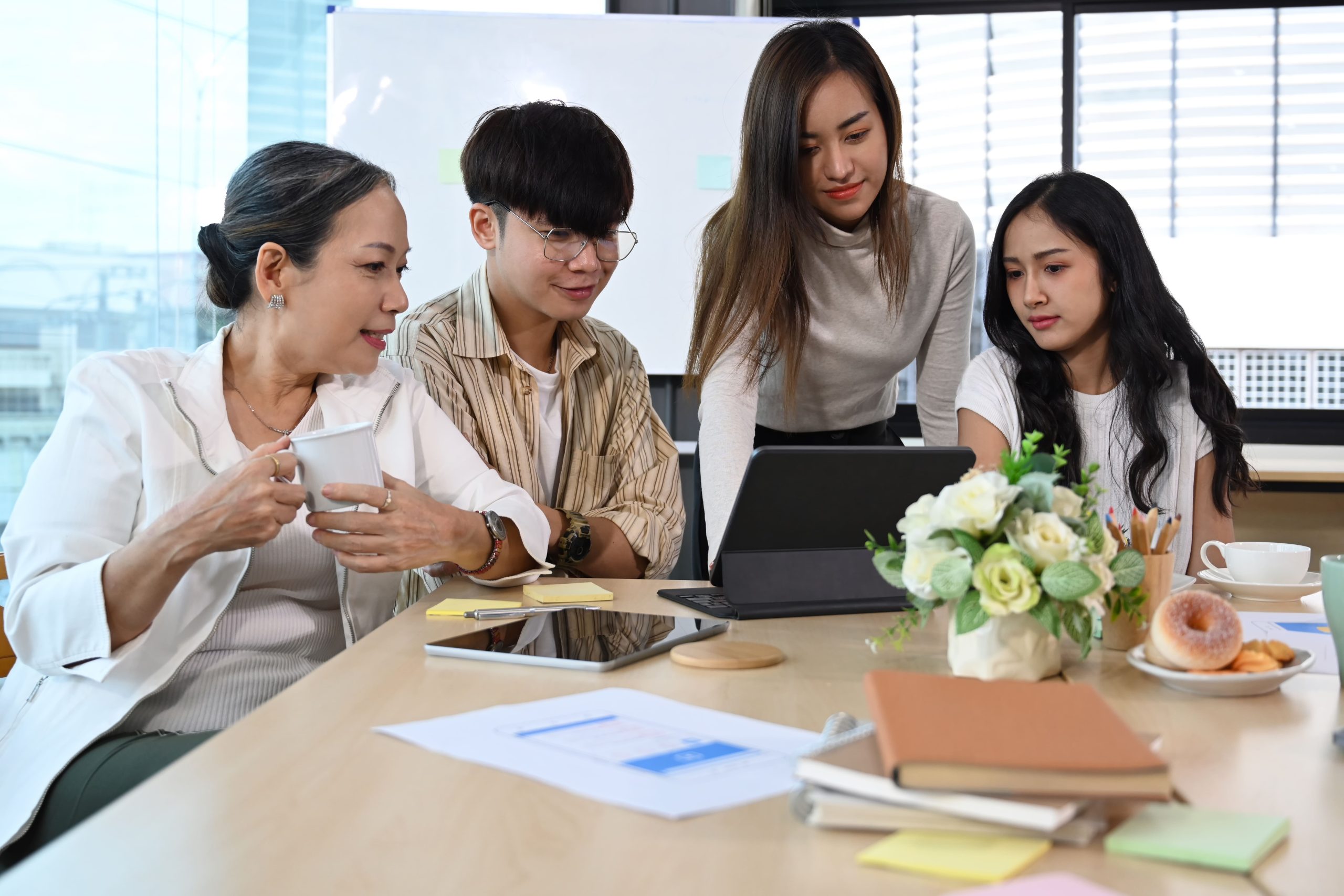 Nuestra proximidad con el cliente y disponibilidad constante nos permite construir relaciones <br>de confianza y comprensión profunda de sus necesidades.